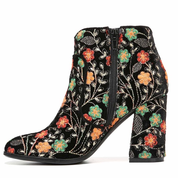 Fergie Tesla Bootie Embroidery Shoes Size 6 New - Picture 3 of 8